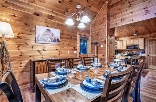Wears Valley Cabin | ★Cozy Cabin with Hot Tub, Game Room, and Fire pit!★ Wears Valley!
