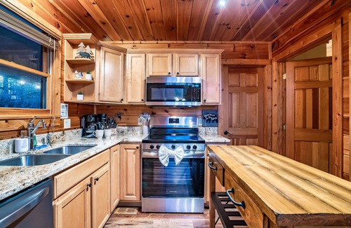 Wears Valley Cabin | ★Cozy Cabin with Hot Tub, Game Room, and Fire pit!★ Wears Valley!