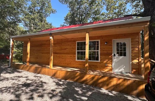 East Bernstadt Cabin | Cozy cabin with a beautiful view of the lake in East Bernstadt