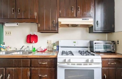York House | Cozy Cape Cod Bungalow Kg Qn WD Full Kitchen Wifi Desk