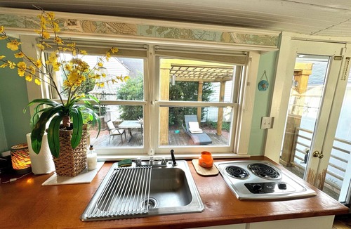Morehead City Cottage | Cozy Carriage House. 1 bed 1 marble bath w/tub 1 block from water. Sleeps 3