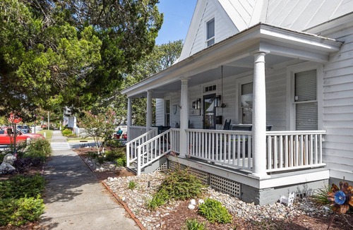 Morehead City Cottage | Cozy Carriage House. 1 bed 1 marble bath w/tub 1 block from water. Sleeps 3