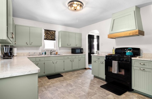 Anderson House | Cozy Charmer, 5 min to Uranus Fudge, Near Nestle