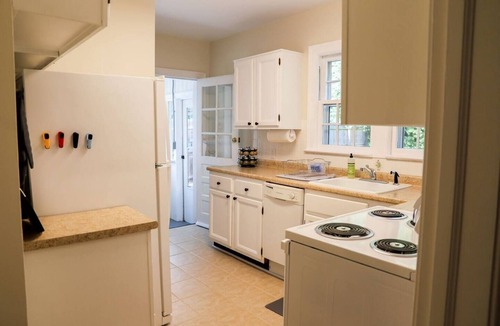 Winston - Salem Cottage | Cozy & Clean Home In Ardmore - The Yellow Cottage