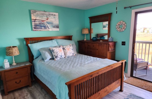 North Carolina Coast Condo | Cozy condo located one block from Carolina Beach and Freeman Park.