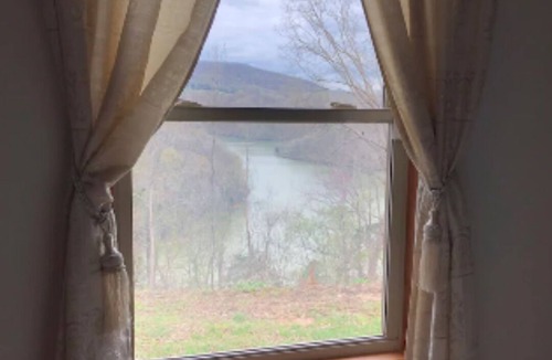 Byrdstown Cottage | Cozy Cottage near Dale Hollow Lake