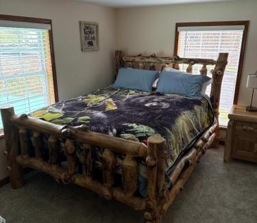 Berryville Apartment | Cozy Cottage Sleeps 4 Walk to Downtown Springs