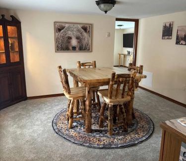 Berryville Apartment | Cozy Cottage Sleeps 4 Walk to Downtown Springs