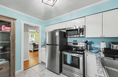 Colonial Beach Cottage | Cozy Cottage with Bay Views, Steps to Water - Grey Goose on Monroe Bay