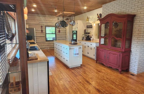 Hendersonville Cabin | Cozy Country Retreat with Fireplace, Covered Porch