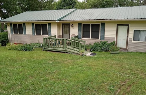 Bridgeport House | Cozy, country scenery along the Tennessee River. Seated between trees and nature