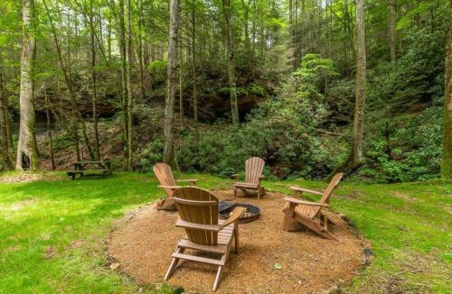 Rogers House | Cozy Creek - Minimalist, Outhouse, Firepit, Creekside, Private