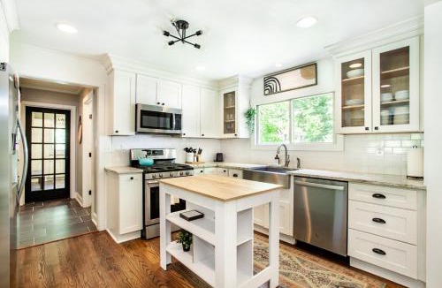 Knoxville House | Cozy Creekside Rancher-Heart of Downtown Knoxville