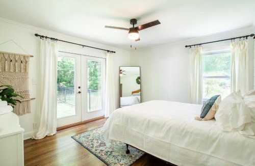 Knoxville House | Cozy Creekside Rancher-Heart of Downtown Knoxville