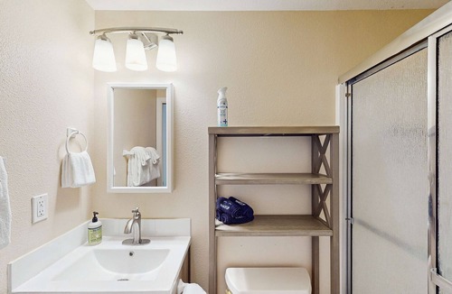 Coburg Apartment | Cozy dog-friendly studio, fast WIFI, AC and in-unit washer & dryer