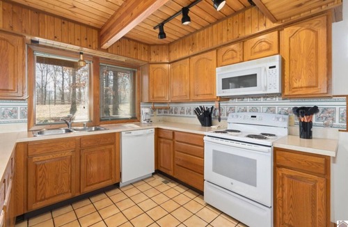 Benton House | Cozy family lake house on Kentucky Lake, w/private dock & sleeps 12