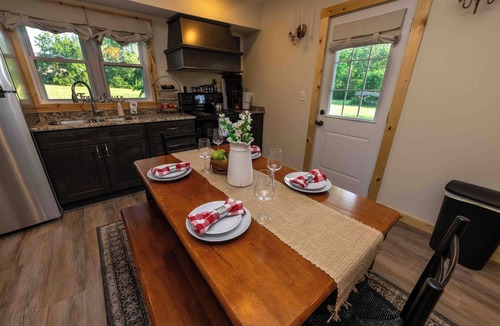 Stanton House | Cozy Farmhouse Downtown Wi-Fi Quiet Setting 10 Minutes to RRG
