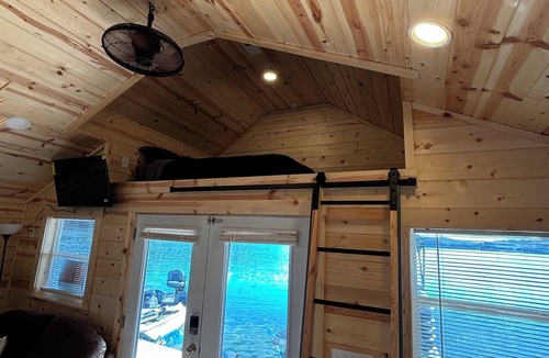 New Tazewell Boat Rental | Cozy floating home, AC on Norris Lake at Straight Creek Marina