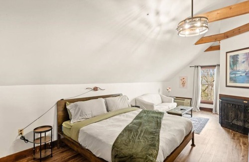 Townsend Hotel | Cozy Hideaway Room - Quiet Lodge Retreat