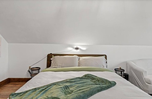 Townsend Hotel | Cozy Hideaway Room - Quiet Lodge Retreat