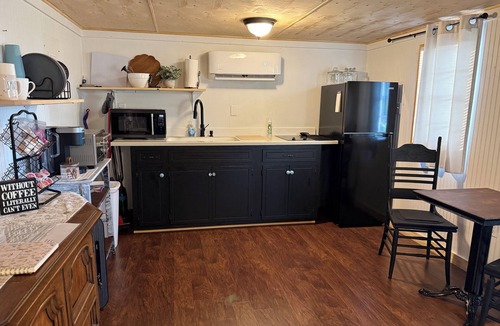 Stanton Cabin | Cozy Hillside Cabin - Charming 1-bedroom tiny house cabin on a peaceful hill.