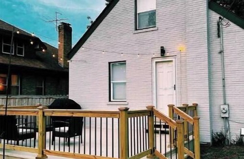 Des Plaines House | Cozy Home by O'Hare + EV Plug