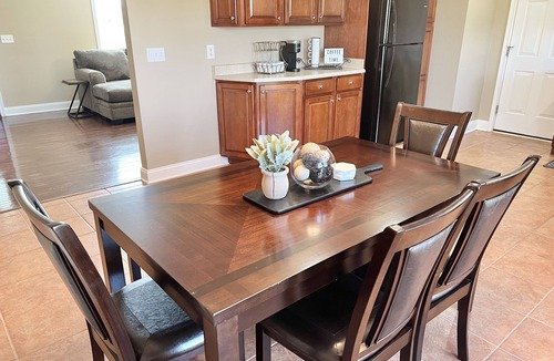 Richmond House | Cozy Home on Golf Course - 6 miles from I-75, Free WiFi
