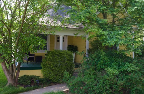 Bloomington House | Cozy-Hoosier themed bungalow-Walk to best city parks and Downtown.