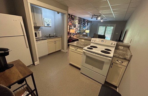 Johns Creek Apartment | Cozy Johns Creek lower level apartment with private entrance & parking by door