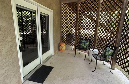 Johns Creek Apartment | Cozy Johns Creek lower level apartment with private entrance & parking by door