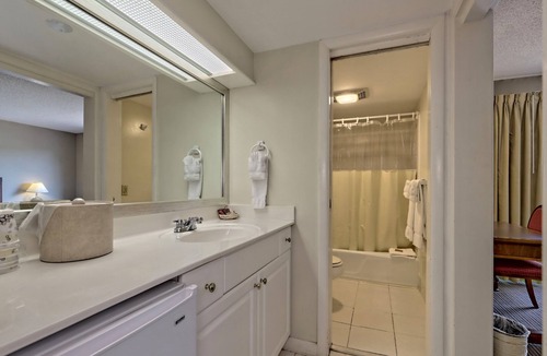 Clayton Hotel | Cozy King Room in Clayton with Mountain Views and Resort Access
