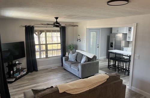 Byrdstown House | Cozy Lake View Cottage 2 minutes to Sunset Marina on Beautiful Dale Hollow Lake.