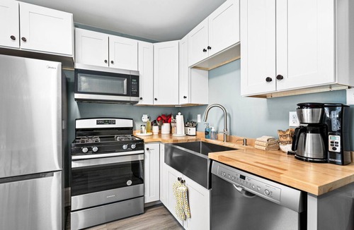 Lakeside - Lester Park Apartment | Cozy Lakeside Studio in Duluth with queen bed, Wi-Fi, parking, and full kitchen.