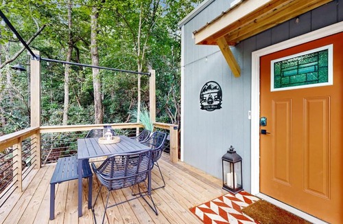 Mills River House | Cozy Lakeview Cottage