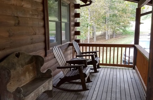 Slatyfork Farm Cabin | Cozy Log Cabin Close to Snowshoe, 2 Bedrooms and a Loft