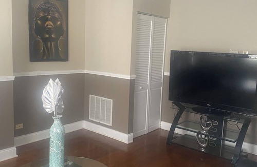Greater Grand Crossing Apartment | Cozy Modern, 3BRS and 1BA. 5mins from Hyde Park tourist attractions