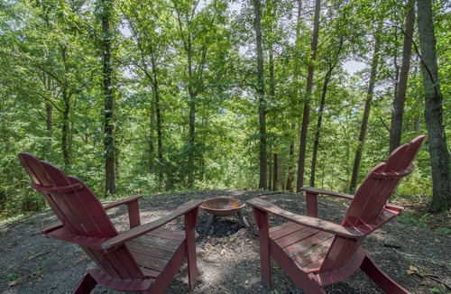 Rising Fawn Cabin | Cozy, Modern Black Cabin Retreat - Mins. to Cloudland Canyon & Lookout Mountain