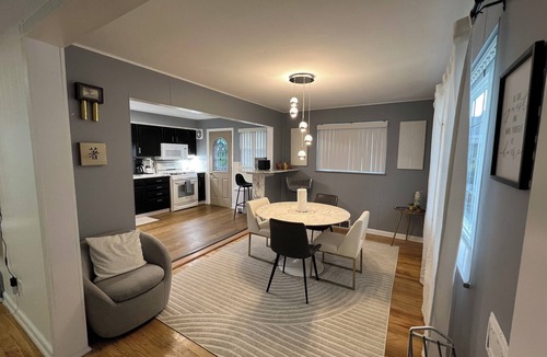 Mount Saint Joseph House | Cozy, Modern Escape; PlayStation 5 and King Suite
