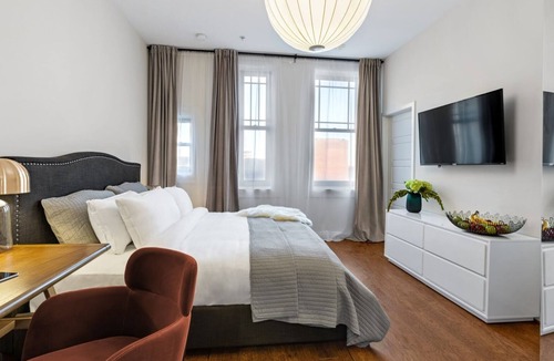 Mount Vernon House | Cozy & Modern King Studio in Historic Mt. Vernon