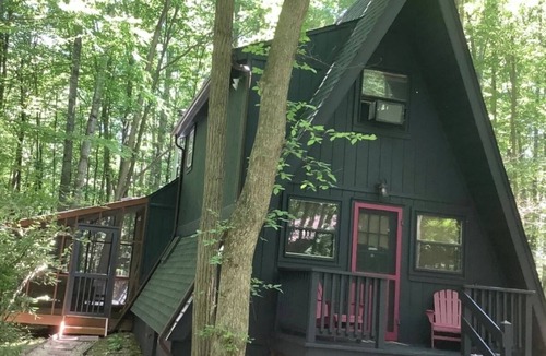 Berkeley Springs Cabin | Cozy Modern Private Cabin w/Hot Tub in Coolfont.