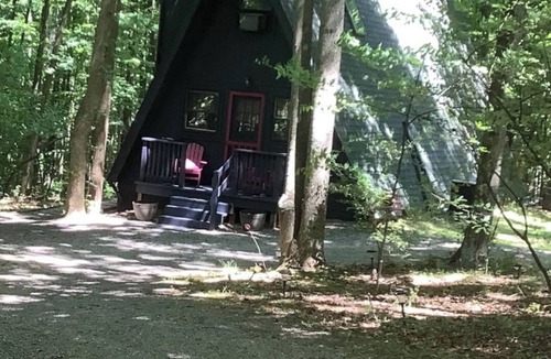 Berkeley Springs Cabin | Cozy Modern Private Cabin w/Hot Tub in Coolfont.