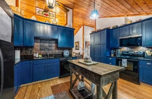 Foxfire Estates Cabin | Cozy Mountain Cabin: HotTub Firepit Game Rm Family Friendly 10 Mins to Downtown!