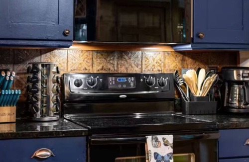 Foxfire Estates Cabin | Cozy Mountain Cabin: HotTub Firepit Game Rm Family Friendly 10 Mins to Downtown!