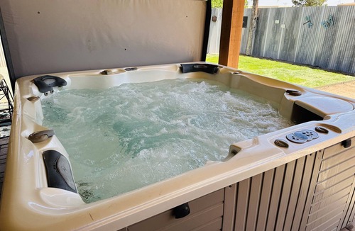 Las Cruces House | Cozy pet friendly house with a great outdoor space, and fully stocked kitchen.