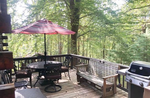 Gnaw Bone Cabin | Cozy Pines Family Retreat Charming Treehouse Private Hot Tub
