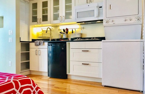 Downtown Apartment | Cozy Poolside Studio