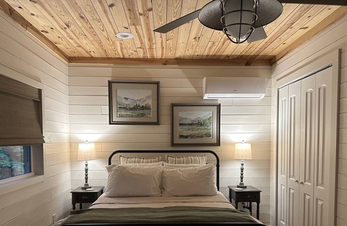 Rocky Bottom Cabin | Cozy quiet Sassafras Mountain Cabin Near Table Rock and Amazing Waterfalls