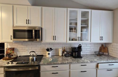 Murraysville House | Cozy Retreat Home Hot Tub, Game Room, & Fire Pit !