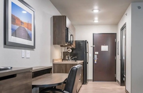 Huntersville Hotel | Cozy Retreat w/Kitchen! Free Parking, BBQ Facilities, Pet-Friendly!