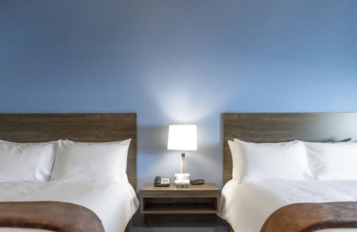 Huntersville Hotel | Cozy Retreat w/Kitchen! Free Parking, BBQ Facilities, Pet-Friendly!
